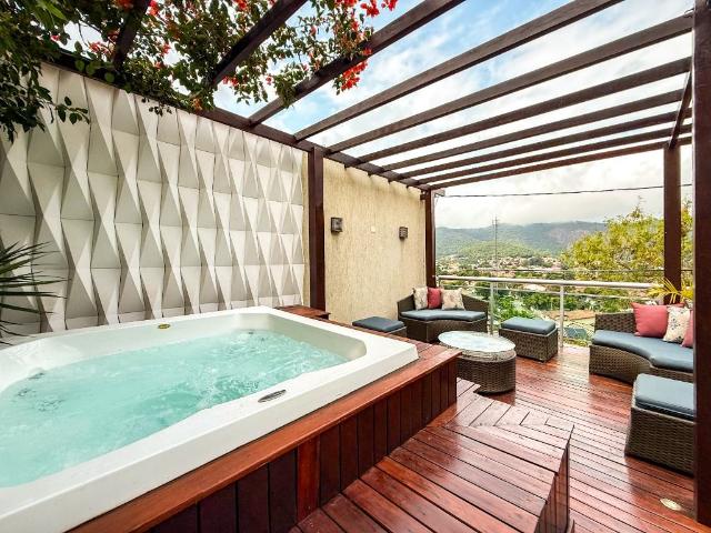Casa para alugar com 4 quartos e 367 m² por R$ 10.900/mês