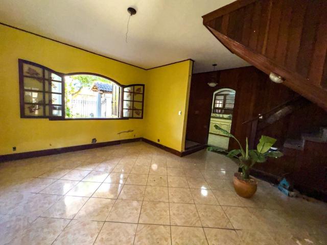 Casa para alugar com 5 quartos e 400 m² por R$ 5.000/mês