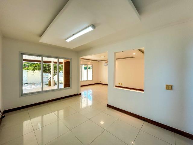 Casa para alugar com 5 quartos e 400 m² por R$ 16.000/mês