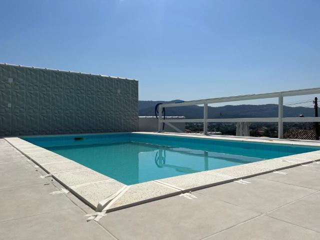 Casa para alugar com 5 quartos e 270 m² por R$ 12.000/mês