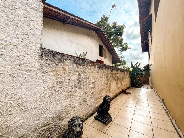 Casa para alugar com 5 quartos e 278 m² por R$ 6.200/mês