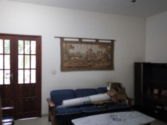 Casa para alugar com 5 quartos e 319 m² por R$ 5.600/mês