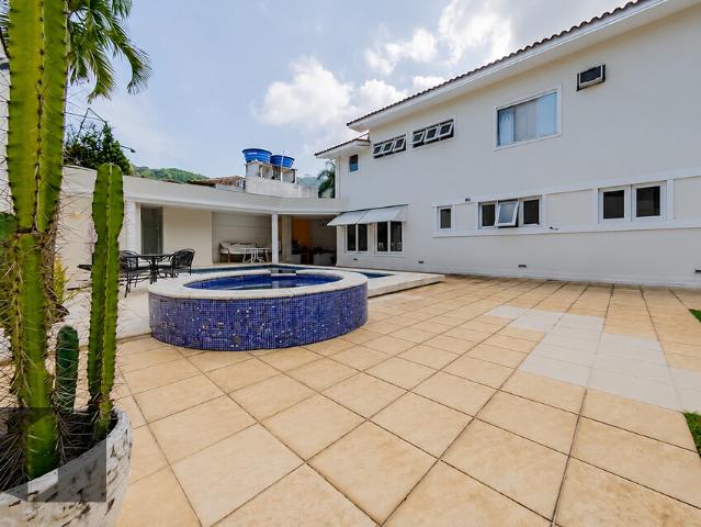 Casa para alugar com 6 quartos e 690 m² por R$ 16.000/mês