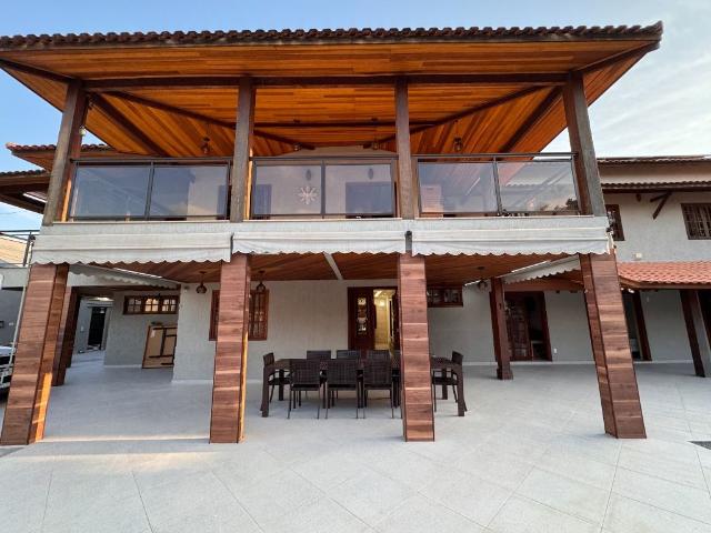 Casa para alugar com 6 quartos e 223 m² por R$ 15.000/mês
