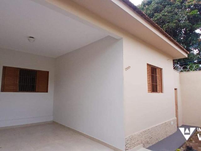 CASA PARA ALUGAR COM 03 QUARTOS, 01 SUÍTE, 01 VAGA NO BAIRRO ABADIA