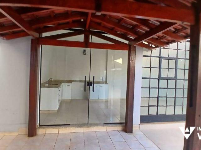 CASA PARA ALUGAR COM 03 QUARTOS, 03 VAGAS NO BAIRRO SANTA MARTA
