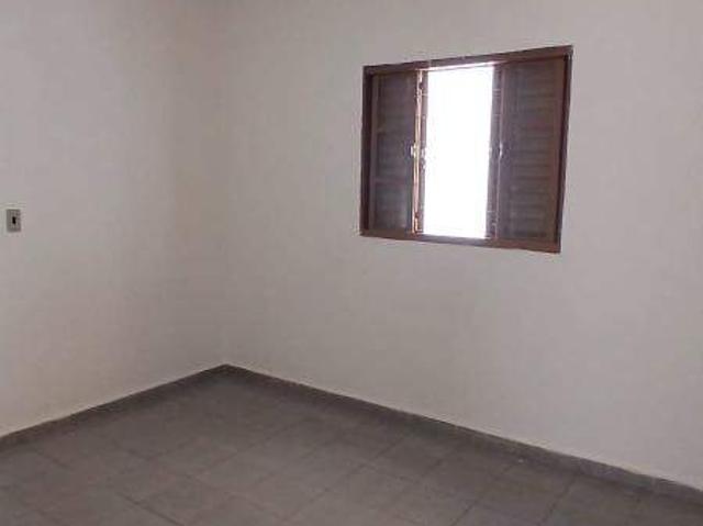 CASA PARA ALUGAR COM 02 QUARTOS, QUINTAL E ENTRADA PARA CARRO PRÓXIMO À MOGIANA