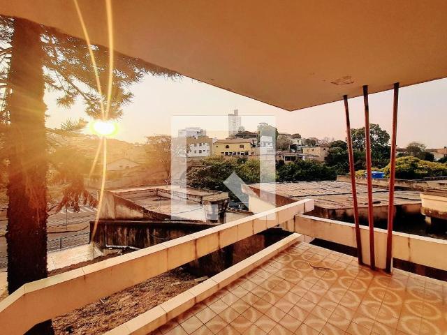Casa para alugar com 216m², 4 quartos e 6 vagas