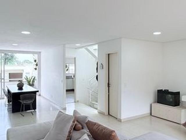 Casa para alugar com 235m², 4 quartos e 4 vagas