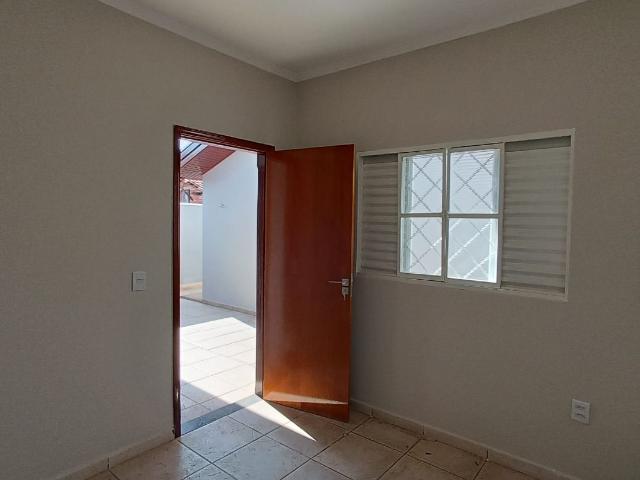 Casa para alugar com 2 quartos e 130 m² por R$ 2.200/mês