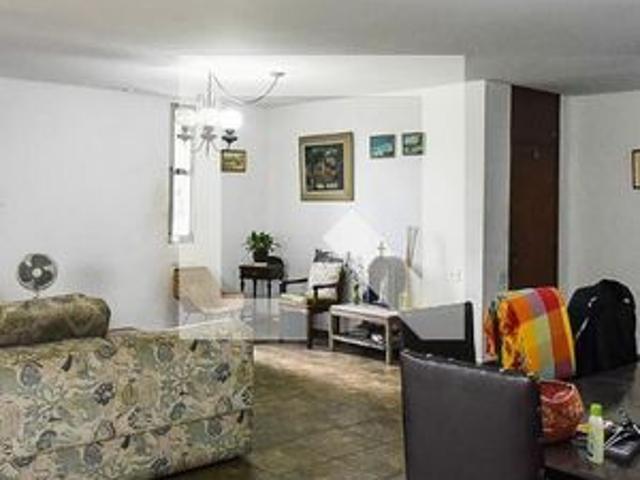 Casa para alugar com 300m², 4 quartos e 5 vagas