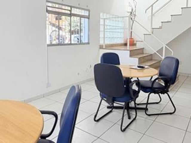 Casa para alugar com 320m², 4 quartos e 6 vagas