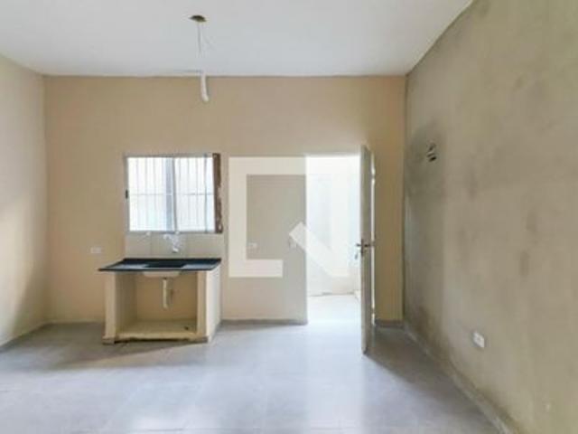 Casa para alugar com 32m², 1 quarto e sem vaga