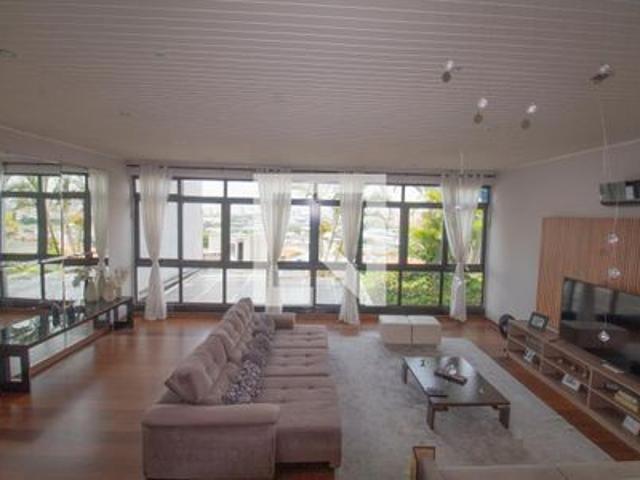Casa para alugar com 334m², 4 quartos e 5 vagas