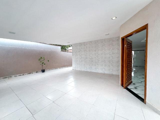 Casa para alugar com 3 quartos e 190 m² por R$ 5.000/mês