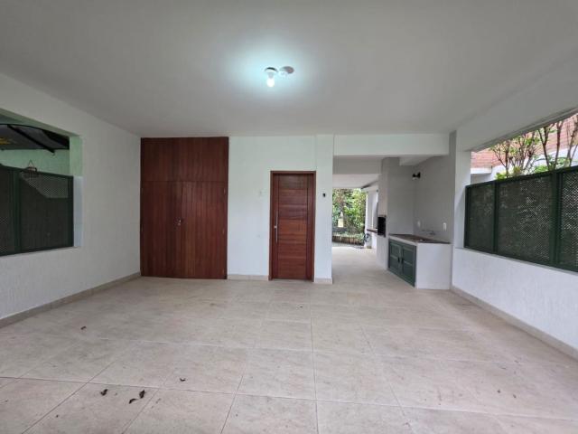 Casa para alugar com 3 quartos e 195 m² por R$ 6.500/mês
