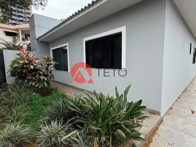Casa para alugar com 3 quartos e 204 m² por R$ 6.800/mês