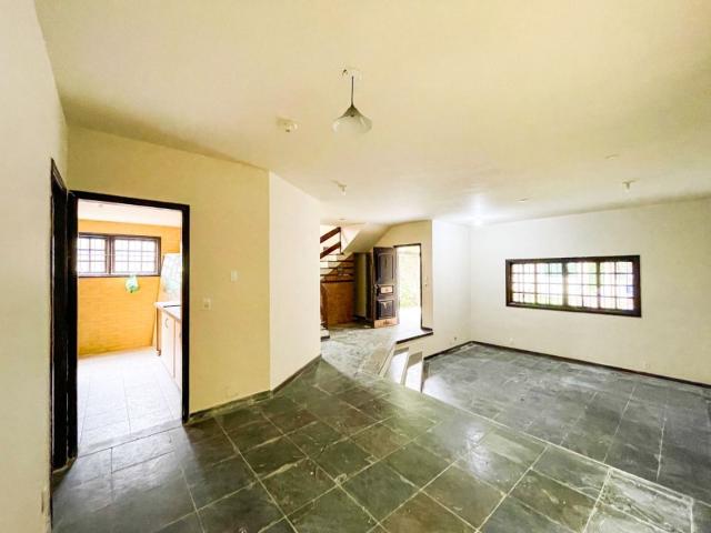 Casa para alugar com 3 quartos e 219 m² por R$ 4.000/mês