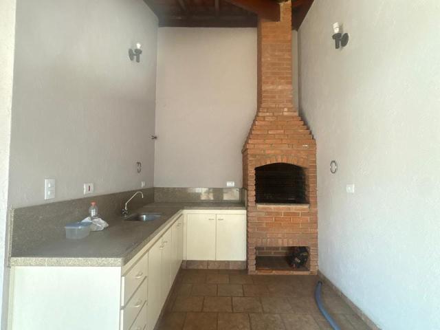 Casa para alugar com 3 quartos e 250 m² por R$ 6.000/mês