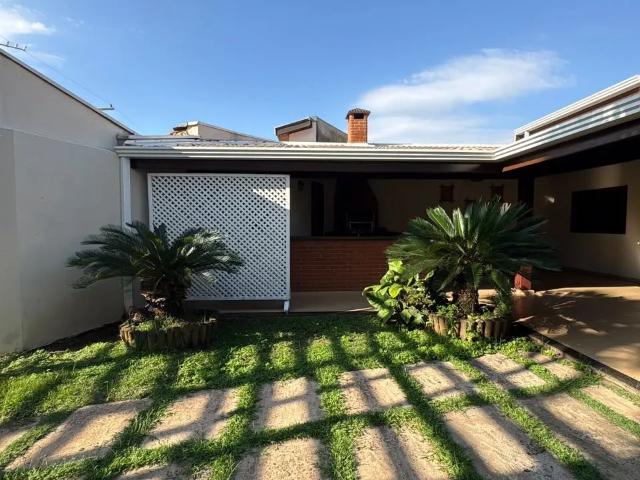 Casa para alugar com 3 quartos e 260 m² por R$ 5.200/mês