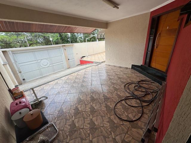 Casa para alugar com 3 quartos e 300 m² por R$ 3.800/mês