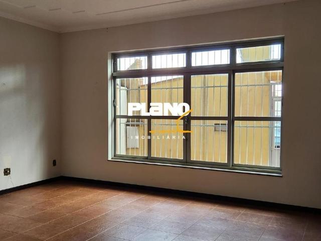 Casa Para Alugar Em Centro de 160.00 m² Com 3 Quartos, 1 Suite E 2 Garagens