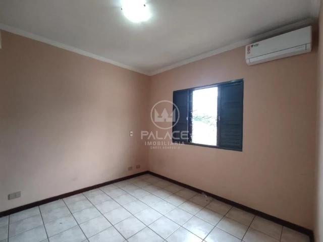 Casa Para Alugar Em Centro de 180.00 m² Com 2 Quartos, 1 Suite E 4 Garagens