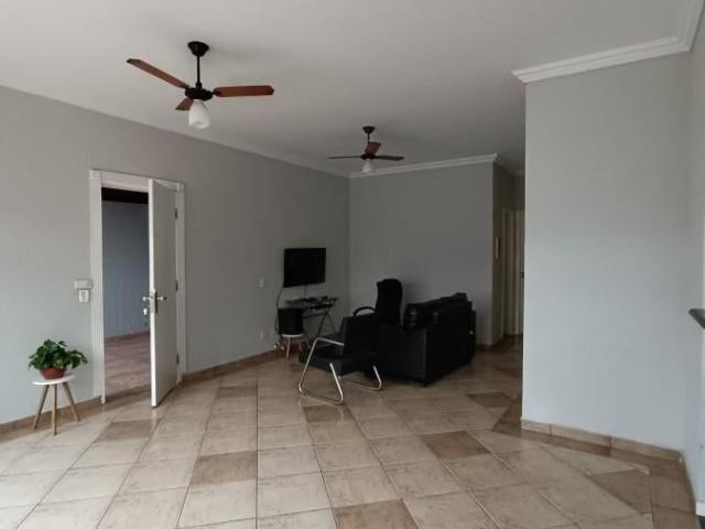 Casa Para Alugar Em Jardim São Pedro de 200.00 m² Com 3 Quartos, 1 Suite E 3 Garagens