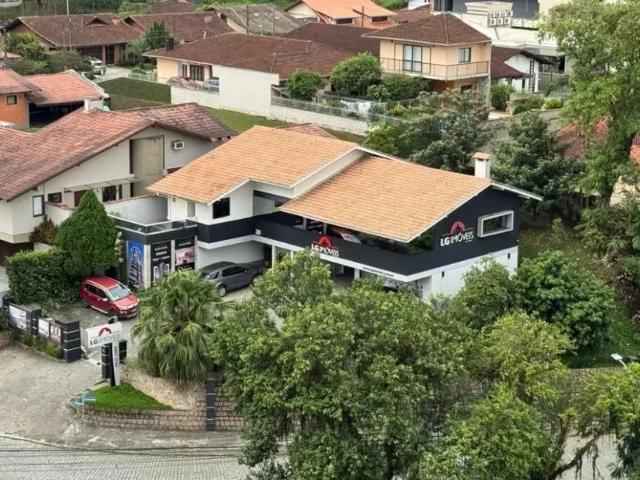 Casa para aluguel tem 304 metros quadrados em Atiradores Joinville Santa Catarina