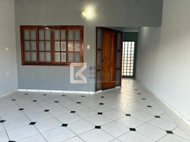 Casa para Aluguel com 3 quartos, 160 m² por R$ 3.980