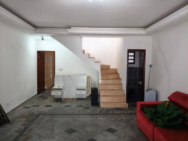Casa para Aluguel com 3 quartos, 176 m² por R$ 5.000