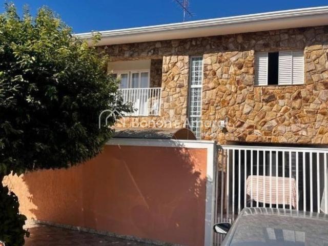 Casa para Aluguel com 3 quartos, 196 m² por R$ 4.500