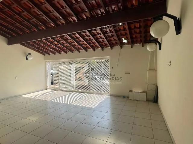 Casa para Aluguel com 3 quartos, 132 m² por R$ 3.300