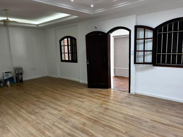 Casa para Aluguel com 3 quartos, 218 m² por R$ 7.900