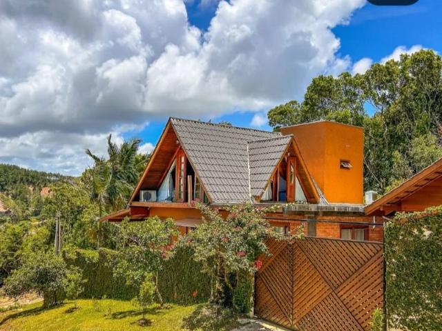 Casa para Aluguel com 3 quartos, 220 m² por R$ 6.900