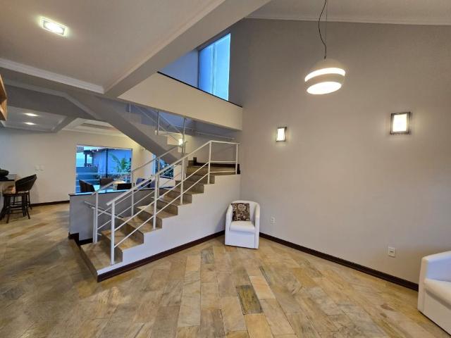 Casa para Aluguel com 3 quartos, 220 m² por R$ 8.000
