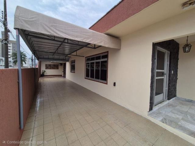 Casa para Aluguel com 3 quartos, 232 m² por R$ 5.250