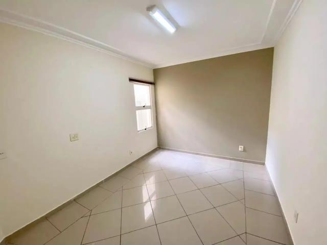 Casa para Aluguel com 3 quartos, 360 m² por R$ 4.600
