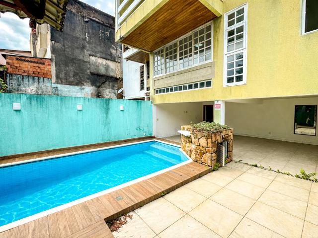 Casa para Aluguel com 3 quartos, 525 m² por R$ 8.000