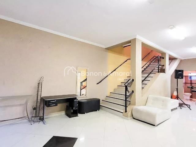 Casa para Aluguel com 2 quartos, 327 m² por R$ 6.900