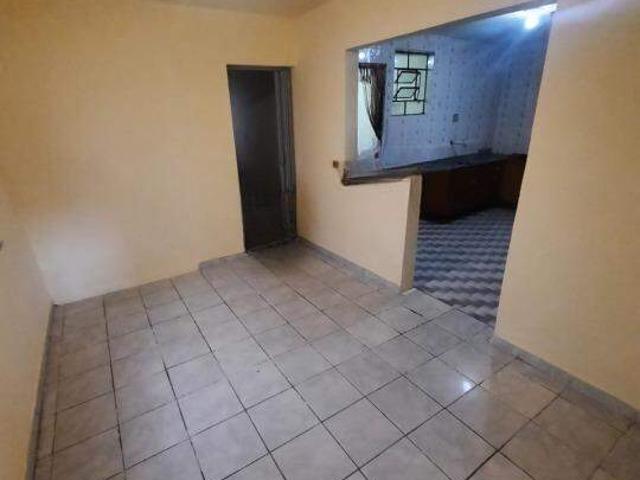 Casa para Aluguel com 2 quartos, 90 m² por R$ 1.400