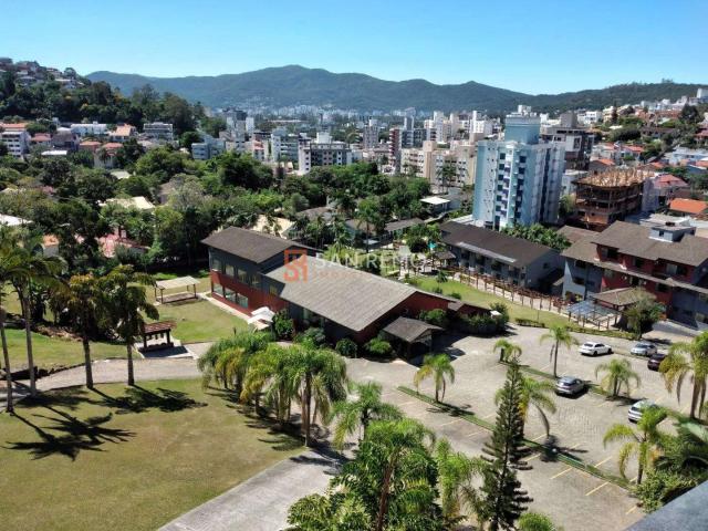 Casa para aluguel com 7 quartos, em Carvoeira com 328 m²