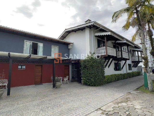 Casa para aluguel com 7 quartos, em Carvoeira com 328 m²