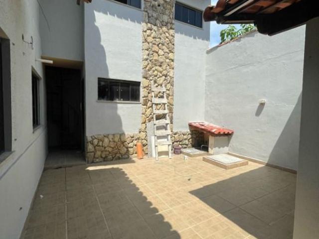 Casa para Aluguel com 4 quartos, 153 m² por R$ 4.800