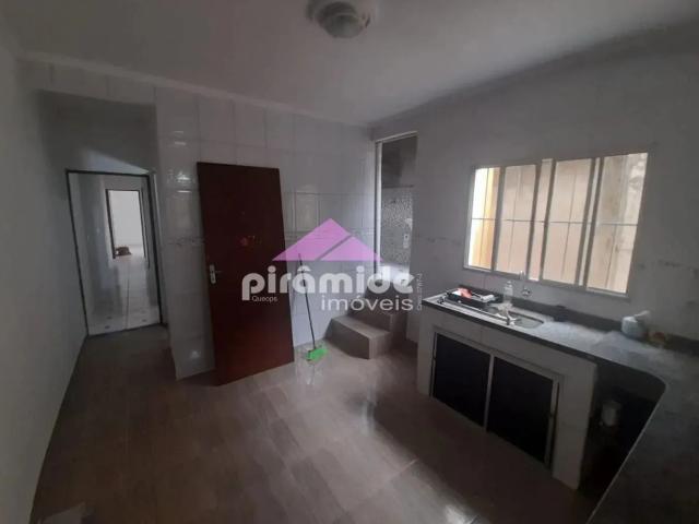 Casa para Aluguel com 4 quartos, 150 m² por R$ 1.900