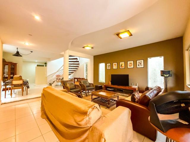 Casa para Aluguel com 4 quartos, 246 m² por R$ 15.000