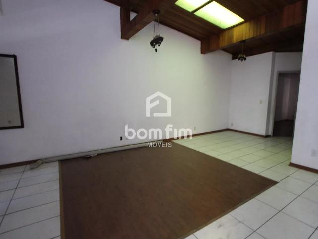 Casa para Aluguel com 4 quartos, 280 m² por R$ 6.700