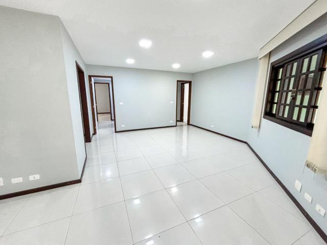 Casa para Aluguel com 4 quartos, 282 m² por R$ 3.500