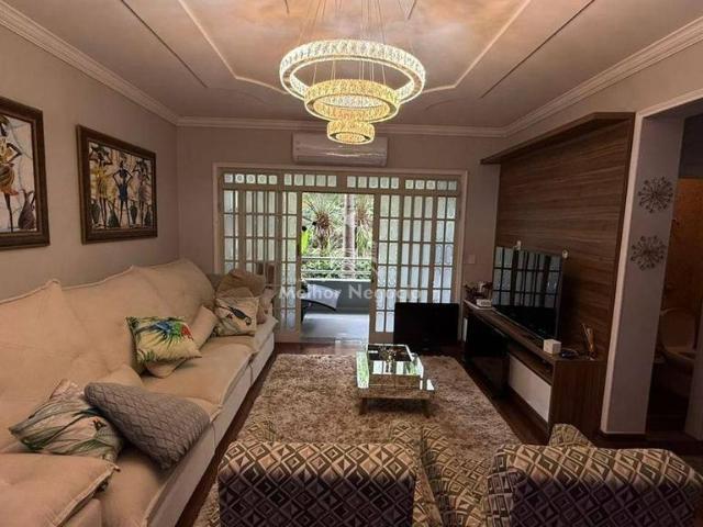 Casa para Aluguel com 4 quartos, 332 m² por R$ 8.500