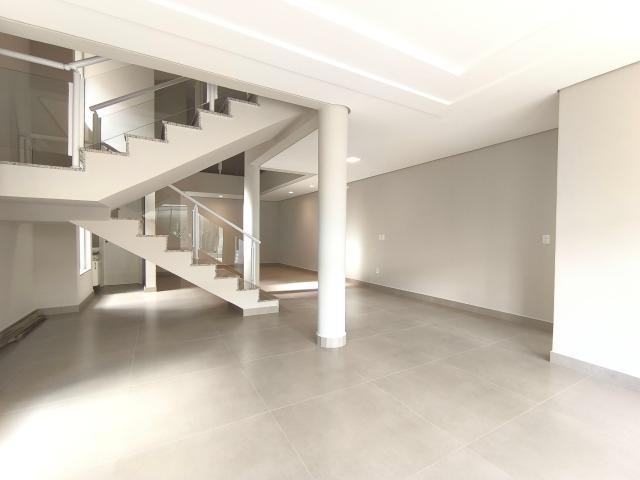 Casa para Aluguel com 4 quartos, 400 m² por R$ 18.000